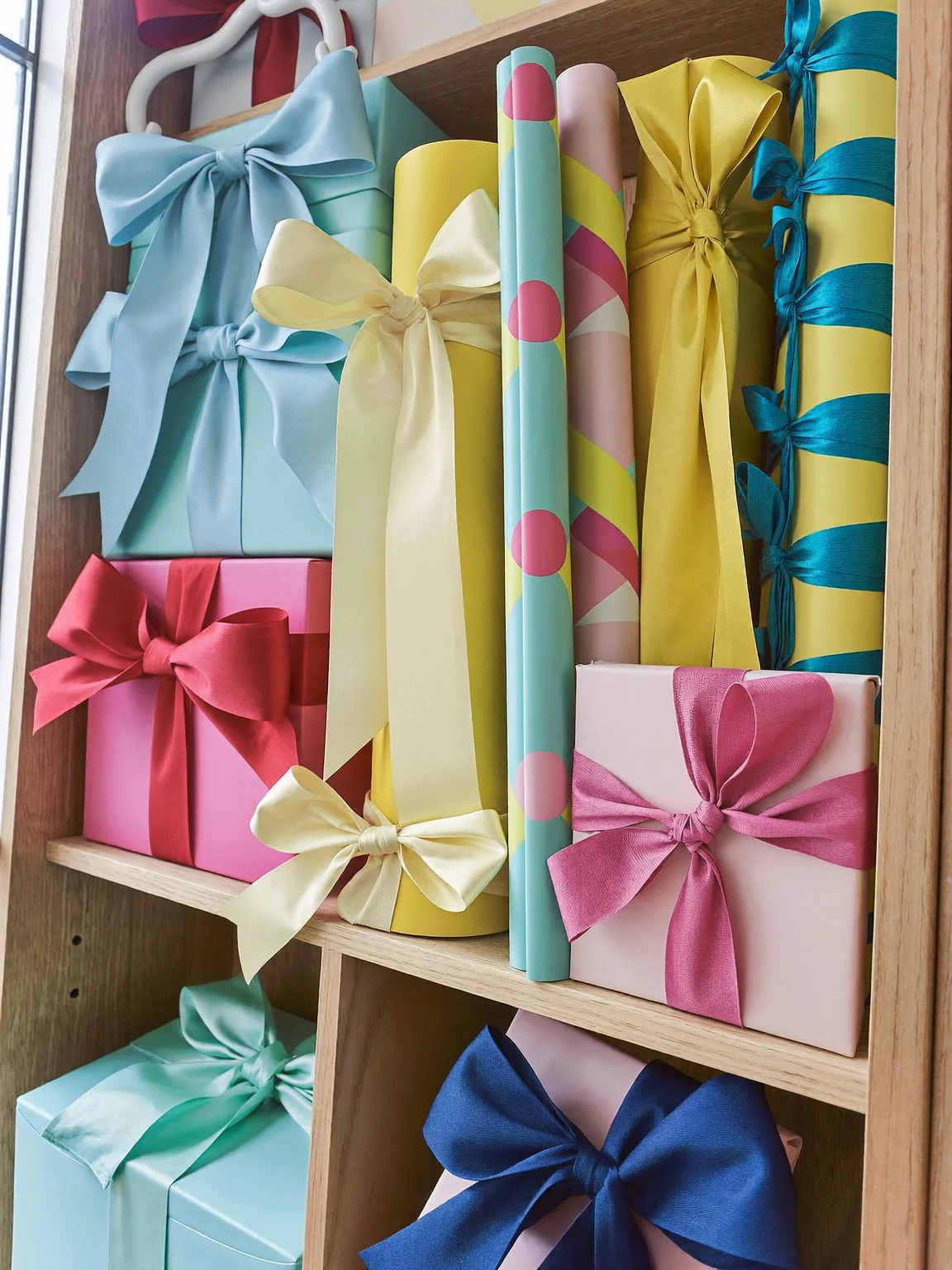 Illustration: Detailansicht von Papier, Band und Schleife